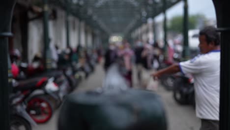 Change-Focus-Established-Shot-of-Daily-Activity-in-a-Simpang-Lima-Street-in-Semarang,-Indonesia