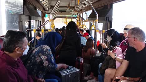 Pasajeros-En-El-Autobús-De-Entrega-Para-Abordar-El-Avión-En-El-Aeropuerto,-Makassar_slow-Motion