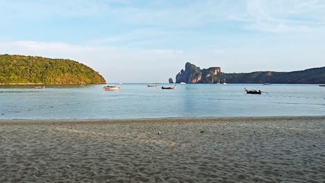 Morgens-Am-Tonsai-Beach-In-Phi-Phi,-Thailand