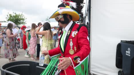 Aufnahmen-Eines-Mannes,-Der-Als-Mexikanischer-Elvis-Bekannt-Ist-Und-Die-Festliche-Atmosphäre-Bei-Der-Kentucky-Derby-150-Tailgate-Party-Genießt-Und-Lebhafte-Feierlichkeiten-Präsentiert