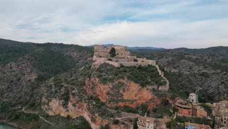 Castillo-Medieval-Sobre-Una-Colina-Rocosa-Con-Vistas-A-La-Ciudad-De-Miravet-En-Tarragona,-España