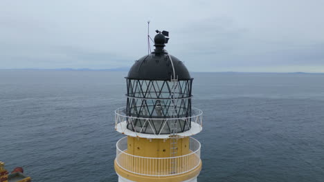 Faro-De-Neist-Point-En-La-Isla-De-Skye-Con-El-Mar-Al-Fondo,-Vista-Aérea