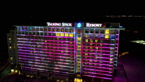 Toma-De-Drone-Del-Resort-Talking-Stick-Por-La-Noche-Con-La-Pared-Iluminada-Pulsando-Diferentes-Colores.