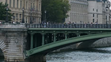 Disparo-En-Cámara-Lenta-De-Gente-Caminando-Sobre-El-Puente-De-Notre-dame