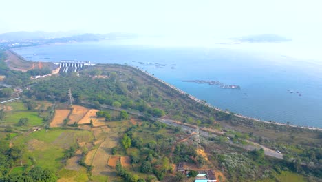 Vista-Aérea-Del-Lugar-Turístico-De-La-Presa-De-Patratu-Y-Actividades-De-Deportes-Acuáticos.