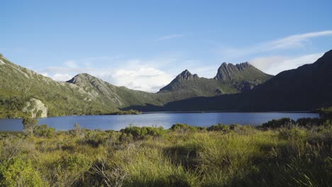 A-clear-sunny-afternoon-at-Dove-Lake-Cradle-Mountain,-panning-shot