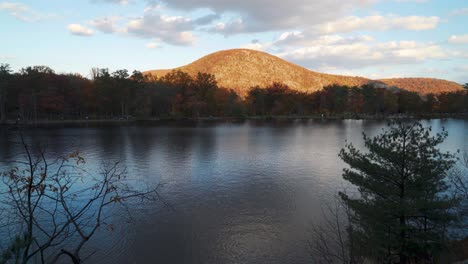 Bear-Mountain-Lake-Scenic-View-In-Autumn-With-A-Gorgeous-Sunset-On-A-Mountain