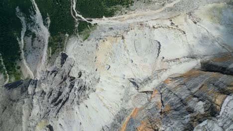 Toma-Aérea-Volando-Sobre-Sass-Pordoi,-Entre-Tirol-Del-Sur,-Trentino-Belluno,-Italia