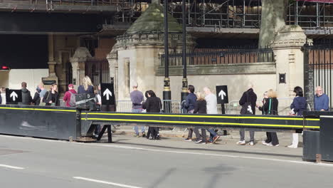 Menschen-Stehen-Schlange,-Um-Die-Aufgebahrte-Königin-Vor-Dem-Parlament-In-Westminster-Zu-Sehen