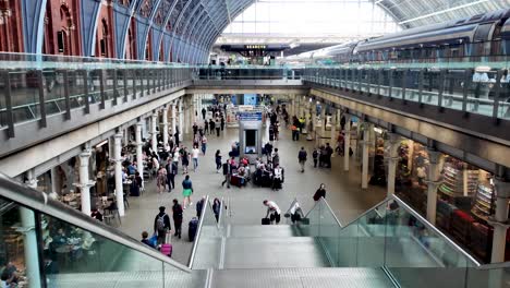 Kings-Cross-St-Pancras-Station-in-London,-with-travelers-and-visitors-strolling-through-the-station-area,-showcasing-the-concept-of-travel-and-urban-mobility