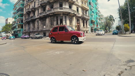 Esquina-De-Una-Calle-Colonial-Urbana-En-La-Habana,-Cuba,-Con-Tráfico-Ligero-Pasando-Por