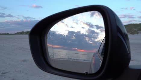 Vista-Del-Atardecer-En-El-Espejo-Del-Auto