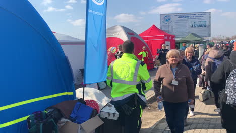 Voluntarios,-Trabajadores-Humanitarios-Y-Refugiados-Ucranianos-En-La-Frontera-De-Korczowa-Krakovets-Entre-Ucrania-Y-Polonia.