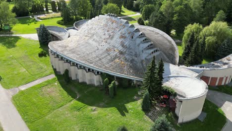 Edificio-Con-Forma-De-Sombrero-En-El-Parque-Durante-Un-Hermoso-Día-De-Verano