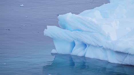 Iceberg-Azul-Flotando-Cerca-En-El-Océano,-Icebergs-Antárticos-Y-Hielo-En-El-Agua-Del-Océano-De-La-Península-Antártica-Con-Hermosas-Formas-Y-Patrones-En-El-Paisaje-Marino-Invernal,-Detalle-De-Iceberg-En-Una-Escena-Helada-De-Invierno