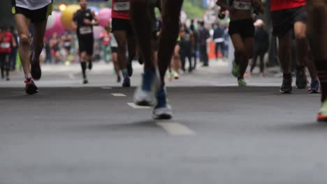 Una-Toma-Baja-De-Corredores-En-Polanco-Durante-El-Maratón-De-La-Ciudad-De-México-2022