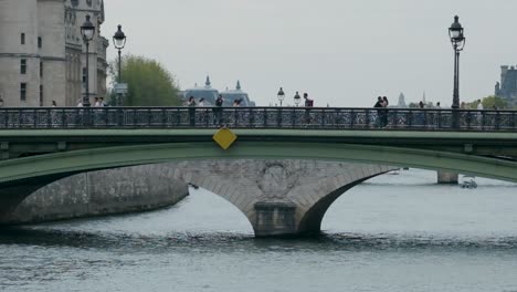 Cámara-Lenta-Y-Gran-Plano-Del-Puente-De-Notre-dame-Con-Gente-Caminando