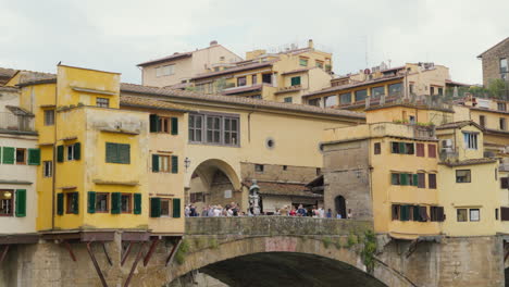 Malerische-Aussicht-Auf-Die-Florenzer-Brücke-Mit-Geschäftigen-Touristen