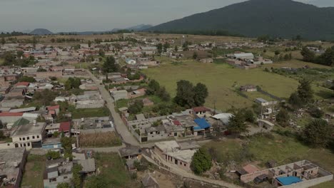 Casco-Antiguo-De-México-Michoacán,-Con-Campos-Verdes-Y-Montañas-De-Fondo