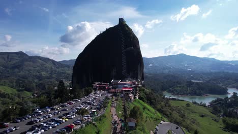 El-Peñol,-Roca-De-Guatape-Y-Punto-De-Referencia-De-La-Región-En-Un-Día-Soleado,-Colombia