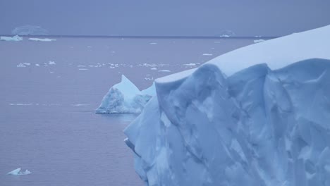 Hielo-E-Icebergs-Flotando-En-El-Mar-En-La-Antártida,-Muchos-Pequeños-Trozos-Y-Trozos-De-Hielo-En-El-Océano-Azul,-Agua-De-Mar-En-La-Península-Antártica-En-Un-Paisaje-Marino-Helado-Y-Helado-De-Invierno.