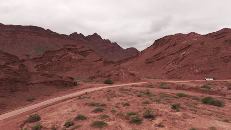 Kurvenreiche-Straße-Durch-Rote-Felsformationen-Auf-Der-Route-68,-Quebrada-De-Las-Conchas,-Argentinien