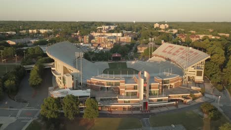 Estadio-De-Fútbol-De-La-Universidad-Clemson-Con-El-Campus-Al-Fondo