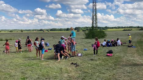 Eine-Gruppe-Von-Kindern-Spielt-An-Einem-Sonnigen-Tag-Auf-Einer-Wiese