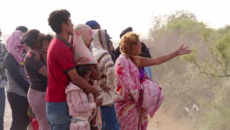 Un-Muro-En-El-Medio:-Familias-Inmigrantes-Se-Reúnen-En-La-Frontera-Con-Estados-Unidos