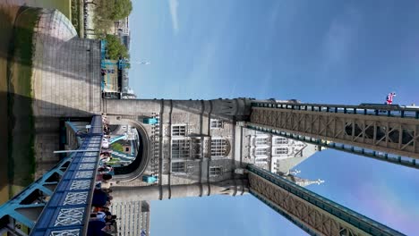 Sonniger-Tagesblick-Auf-Menschen-Und-Verkehr,-Die-Die-Tower-Bridge-über-Die-Themse-überqueren