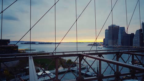 Von-Der-Brooklyn-Bridge-Aus-Blicken-Sie-Auf-Governors-Island-Und-Lower-Manhattan