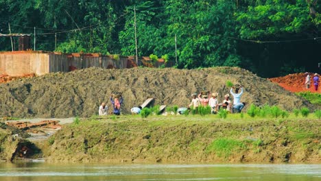 Ziegel-Feldarbeiter-Sammeln-Erde,-Bangladesch,-Asien