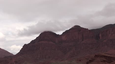 Rote-Rocky-Mountains-In-Cafayate,-Argentinien-Mit-Tief-Am-Himmel-Hängenden-Wolken