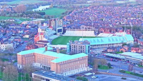 Una-Toma-Aérea-De-Un-Gobierno-Local-De-Nottinghamshire-Y-Un-Estadio-De-Cricket-Vacío-En-El-Puente-De-Trent,-El-Vecino-Río-Trent.