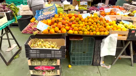 Mercado-De-Cascais-Con-Puestos-De-Fruta-Fresca-Y-Saludable:-Concepto-De-Mercados-Locales-Y-Pequeños-Agricultores.