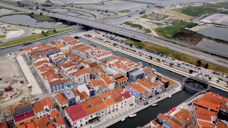 Monumento-A-Marnoto-Y-Salineira,-Junto-Al-Mar-Jardim-Do-Rossio,-Portugal-Aveiro