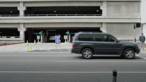 The-LAX-drop-offs-roundabout-in-Los-Angeles,-CA