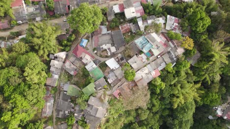 Un-Pequeño-Pueblo-Rodeado-De-Un-Exuberante-Bosque-Verde-En-Minca-Colombia,-Vista-Aérea