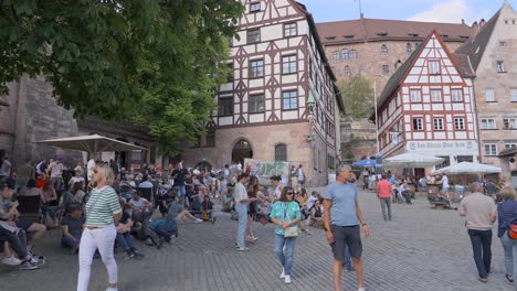 Menschen-Versammeln-Sich-Auf-Einem-Platz-In-Nürnberg