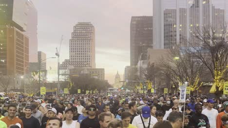 Los-Corredores-Del-Maratón-De-Austin-Se-Preparan-Para-Correr-Frente-Al-Edificio-De-La-Capital.