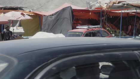 Mann-Trägt-Schwere-Tasche-Auf-Dem-Markt-In-Kabul-Und-Eilt-Davon,-Handheld-Ansicht