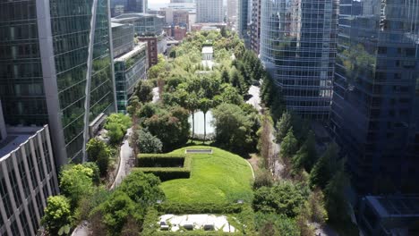 Aerial-low-tilting-up-shot-over-the-urban-green-Salesforce-Park-atop-the-Transbay-Transit-Center-in-San-Francisco,-California