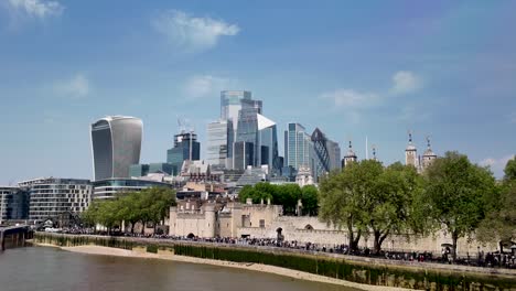 Capturing-the-Tower-of-London-against-the-dynamic-backdrop-of-the-city-skyline,-epitomizing-historical-grandeur-amidst-modern-urban-life