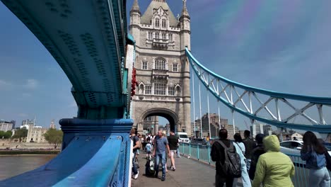 Aufnahmen-Der-Tower-Bridge-In-London-Mit-Touristen-Und-Einheimischen,-Die-England-Erkunden