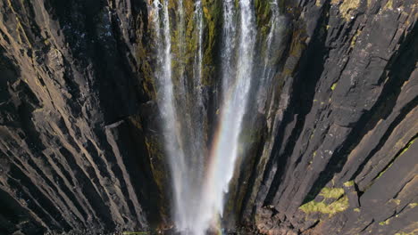 Majestuosa-Cascada-De-Roca-Escocesa-Sobre-Espectaculares-Acantilados-En-La-Isla-De-Skye-En-Escocia