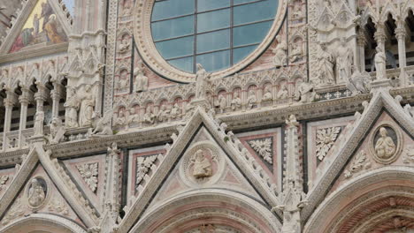 Ornate-facade-of-Siena-Cathedral,-Italy,-showcasing-gothic-architecture