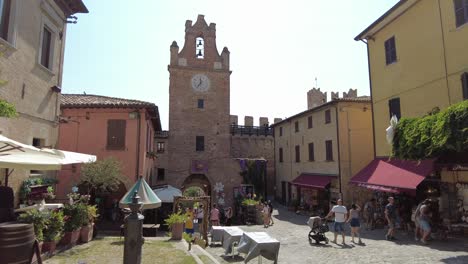 Toma-POV-Caminando-En-El-Centro-De-La-Ciudad-De-Gradara,-Italia.