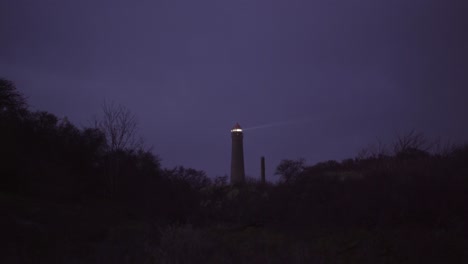 Faro-De-La-Isla-Frisia-Del-Mar-Del-Norte-Borkum-Enviando-Rayos-De-Luz-Que-Iluminan-El-Oscuro-Cielo-Nocturno