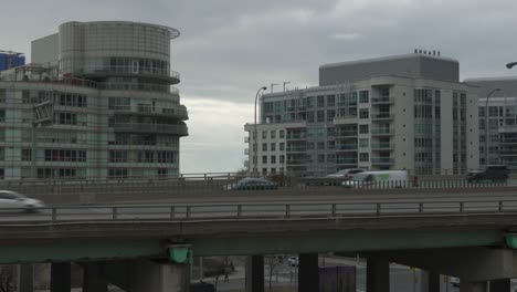 Automóviles-Y-Camiones-Circulando-Por-La-Autopista-Gardiner,-Autopista-En-Toronto