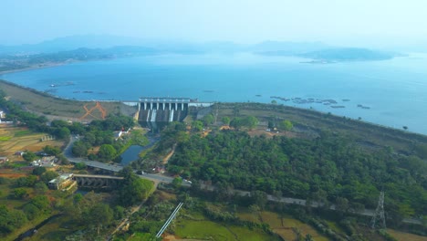 Vista-Aérea-Del-Lugar-Turístico-De-La-Presa-De-Patratu-Y-Actividades-De-Deportes-Acuáticos.